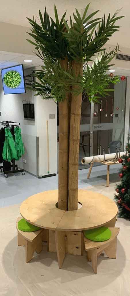 Bamboe werk tafel met 4 zitplaatsen voor onze kleintjes